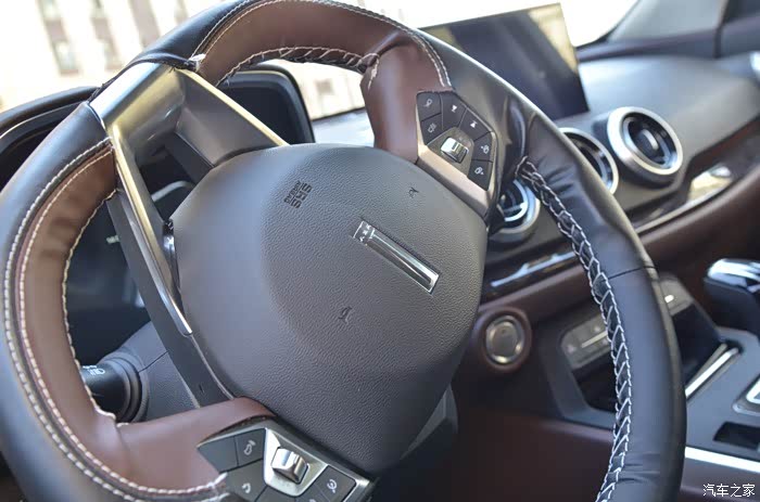 喜欢这方向盘皮套的配色,奢华失低调,低调中带着些许奢华~暴露了我
