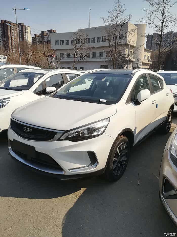 看车题材吉利4s店里感受19款吉利帝豪gs值得入手