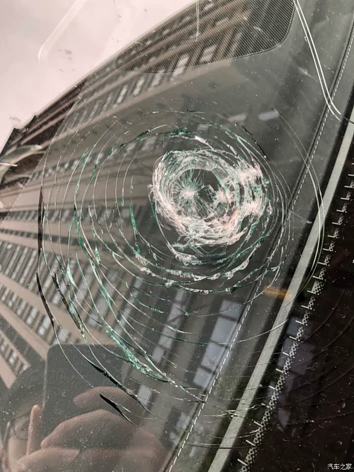 前挡风玻璃换一个多少钱?