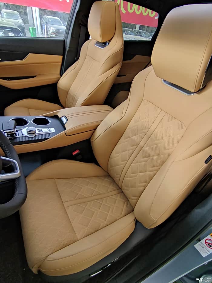 环抱式座椅设计包裹性很强