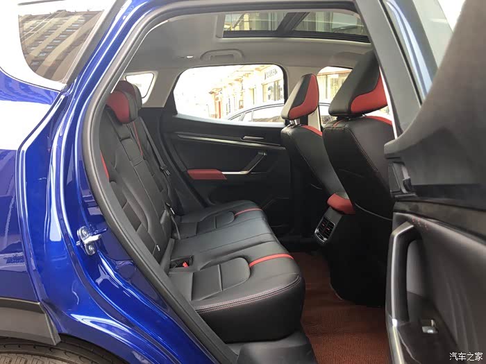 哈哈,很不错的后排空间