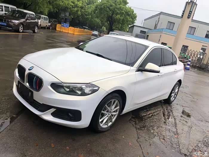 宝马1系是年轻人中意的轿跑车身风格帅气又不张扬