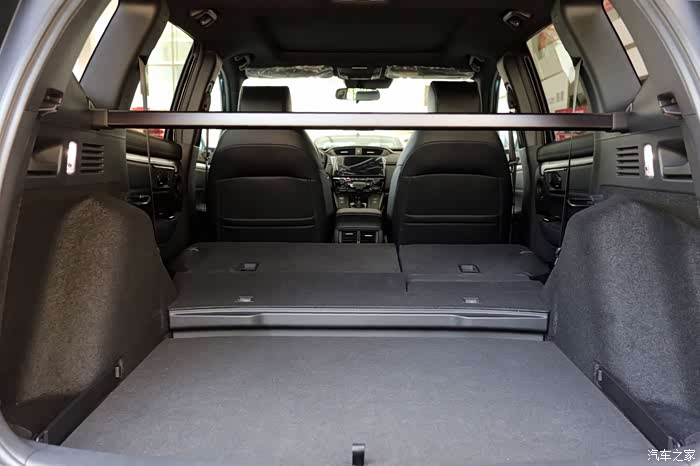 后排座椅放倒以后,这个车使用                    一些大型物品就更