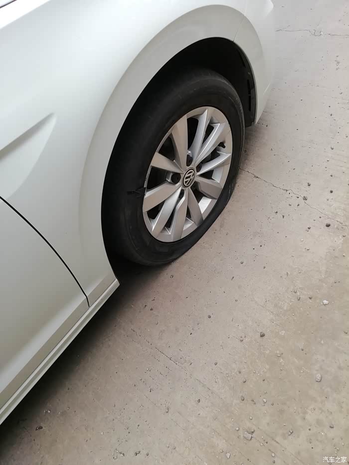 爆胎了,这种换个新的好多钱?能补胎不