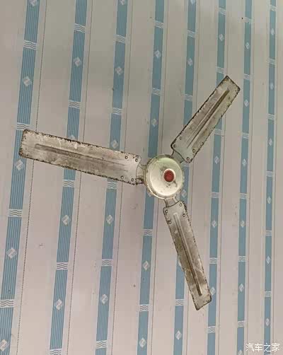 夏季来临,少数教室有两把老旧吊扇,大部分教室以及学生寝室都没有安装