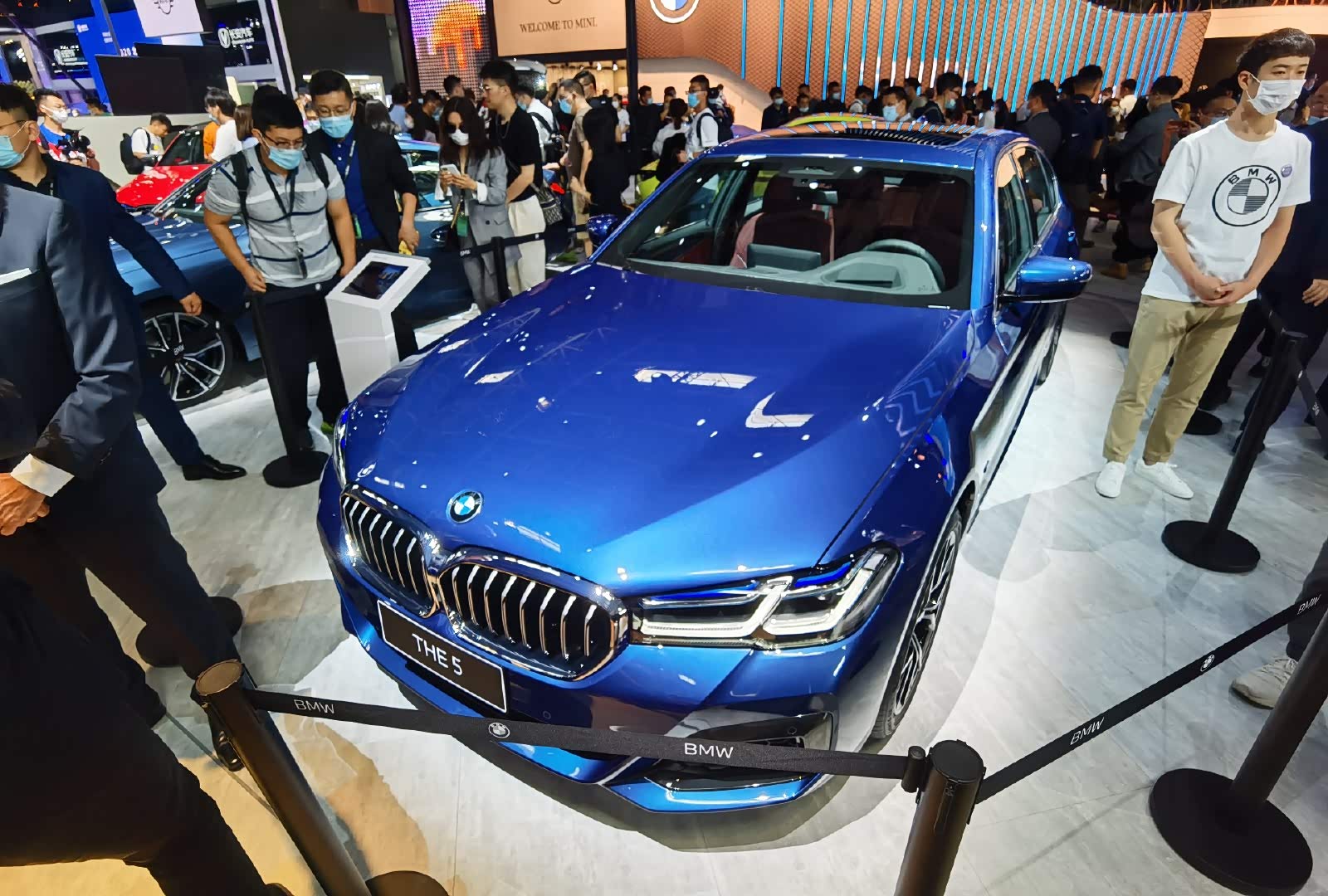 2020北京车展宝马新5系经典蓝色格外亮眼