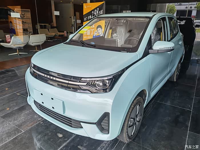 展车是一个青色的小车,上网查了下叫露水青,老婆认为这颜色,适合小