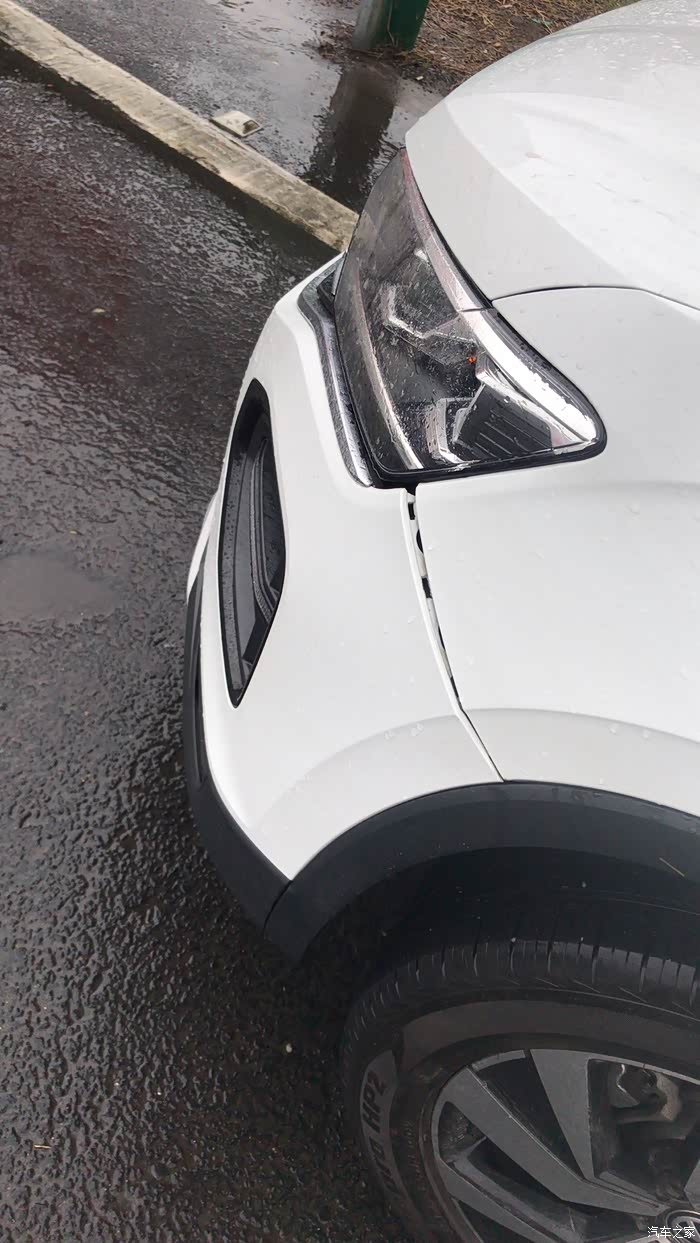 探岳在高速公路上被追尾