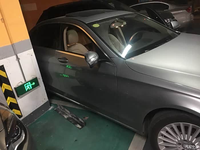 用自动泊车撞了悲催