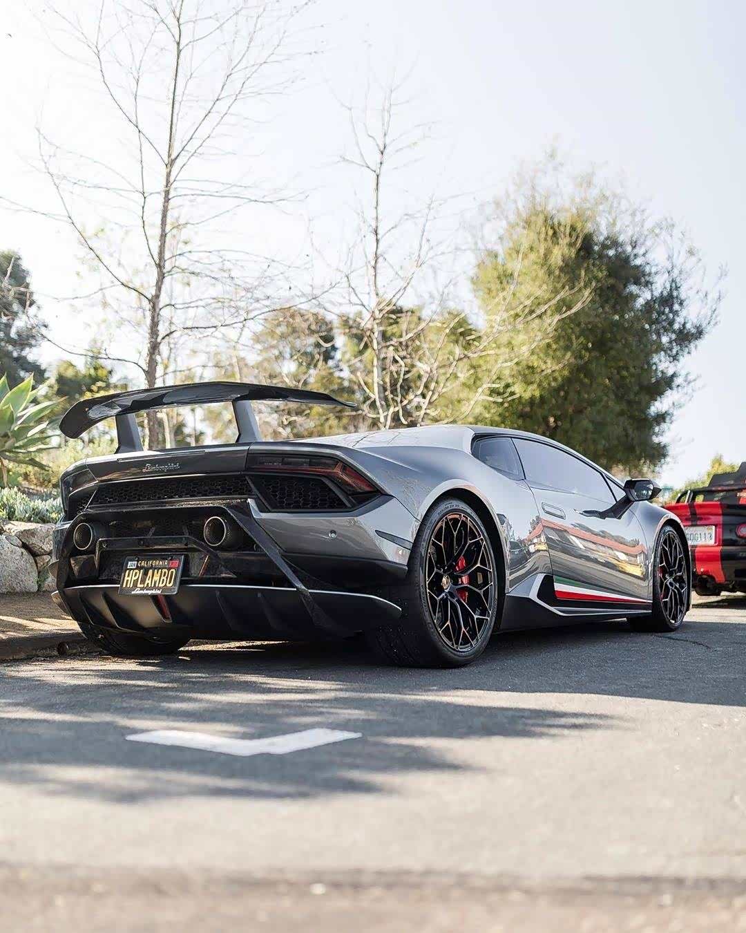 26366 | 回复: 1 兰博基尼论坛 巨大的尾翼可不是为了好看,下压力的