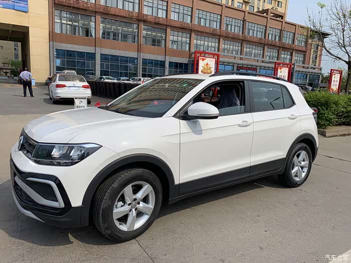 喜提白色途铠带父母游龙门石窟