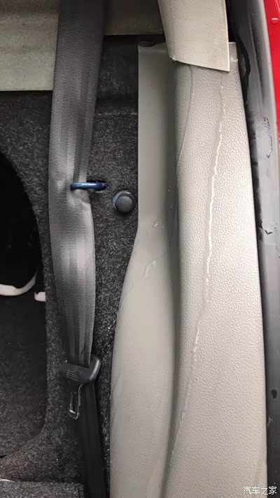 宝来天窗后排水管在哪里?