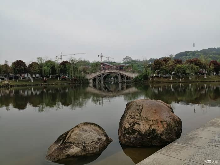 岭秀湖市民公园广场,是湾里城区的标志性景观.