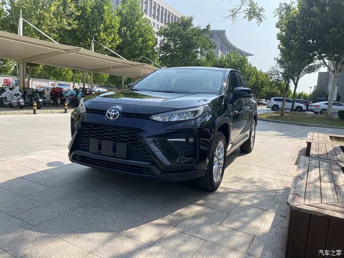 没事,我溜达!开上黑武士压马路,引起侧目无数——威兰达