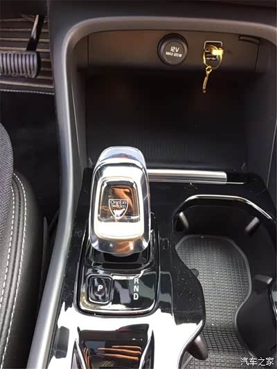 我估计每个买xc40的人都会喜欢这车的水晶档把吧,确实有相当不错的