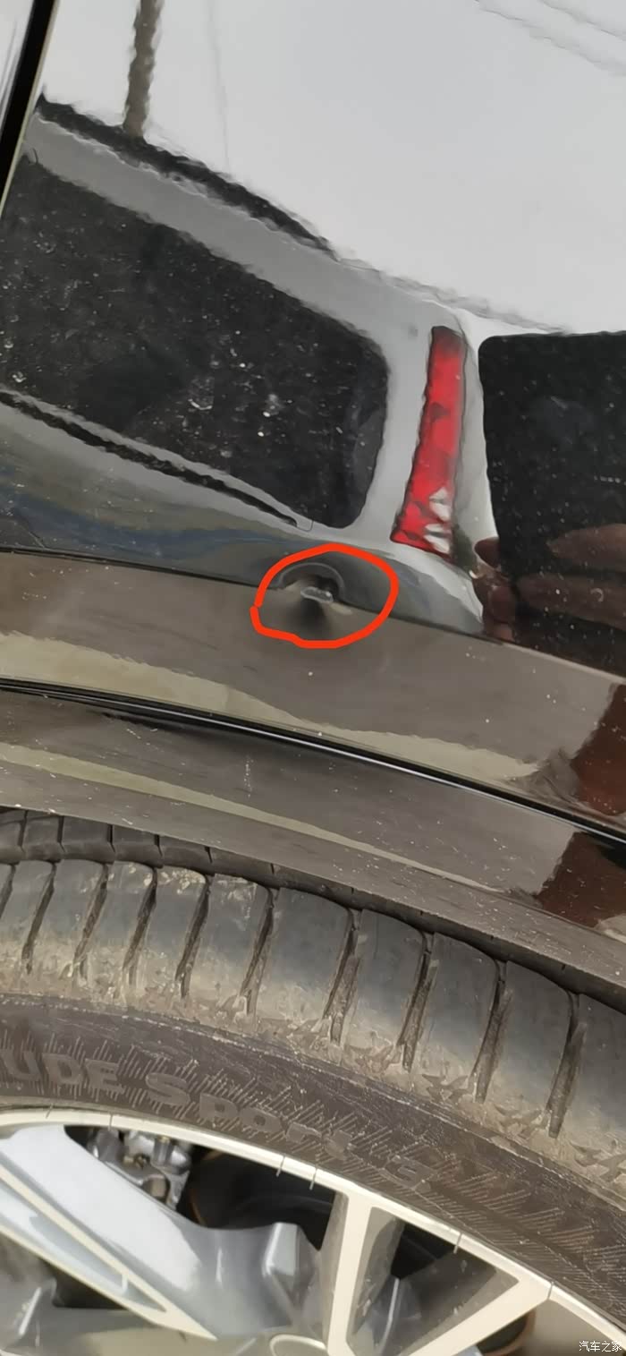车门上有小凹坑