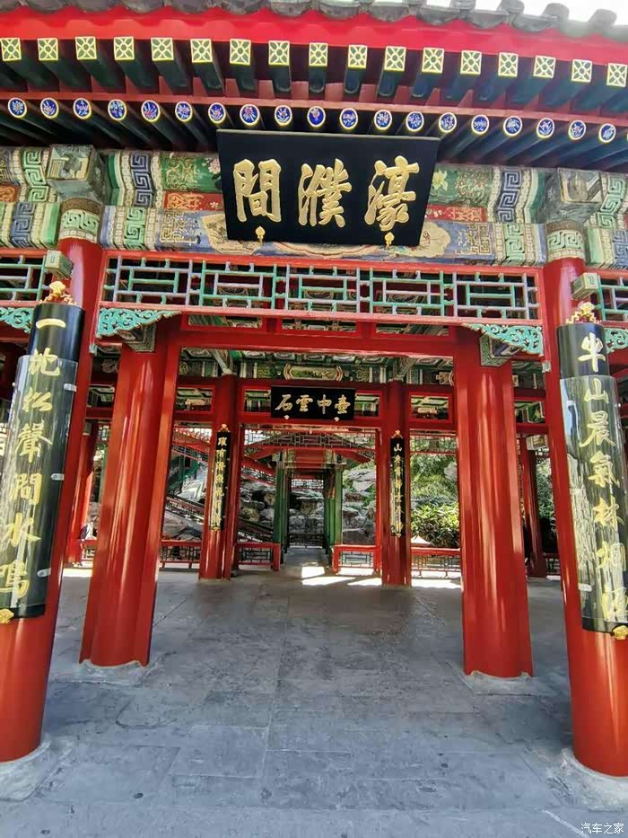 濠濮间正殿是座水榭,宽阔,敞亮的殿堂,没有门窗.