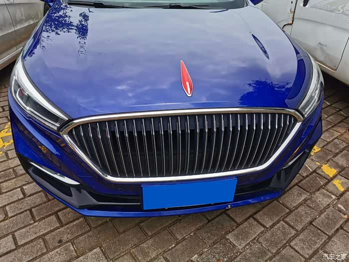 抽象化的红旗标识,镶嵌在宽大的引擎盖上,红色的车标,显的非常的亮眼