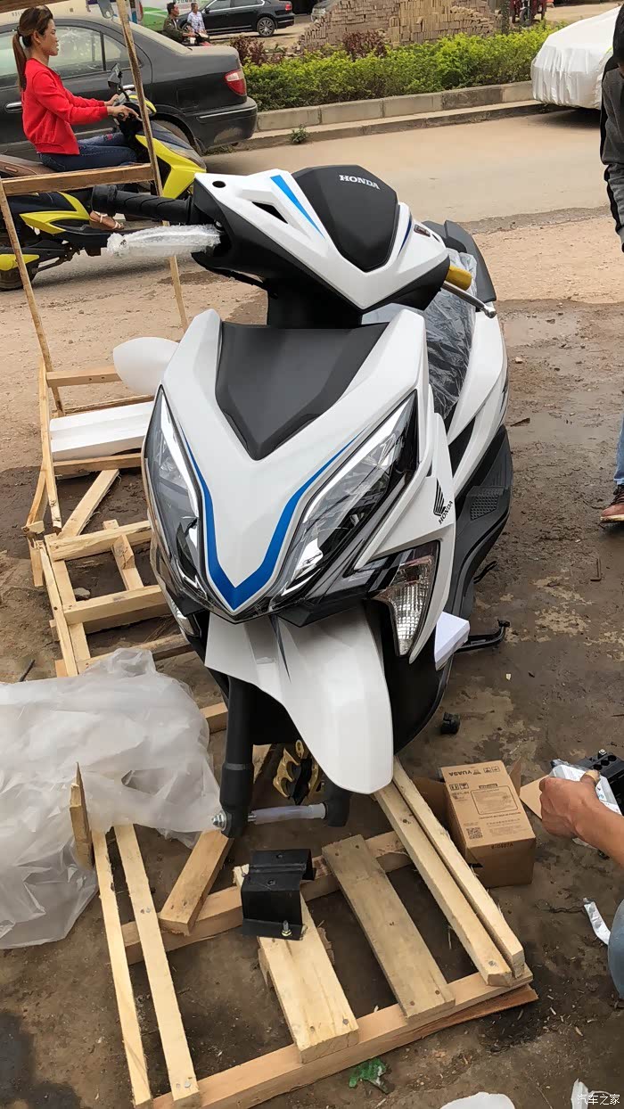 喜提白色裂行125