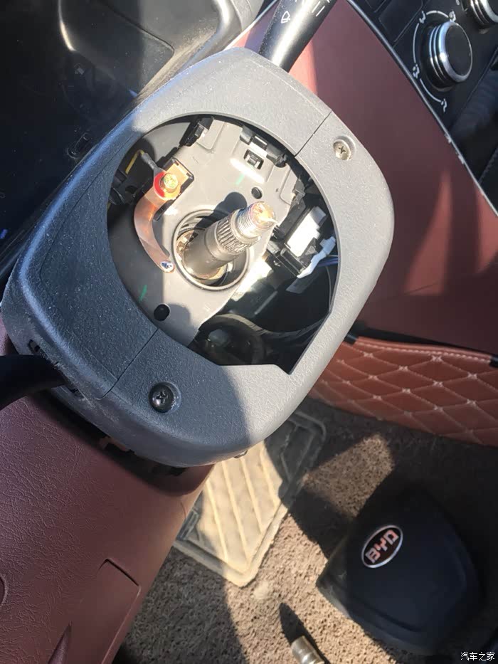 就一根喇叭线,哈哈,真省啊,不知道为啥,方向盘底下转到上面就会响喇叭