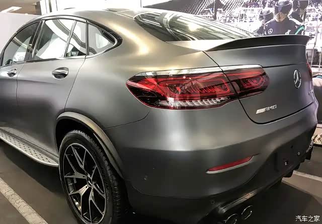 外观采用了哑光灰色车漆涂装尽显运动的奢华质感