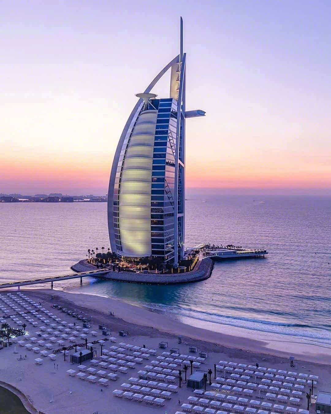 世界上唯一七星级酒店——迪拜帆船酒店,建在填海人工岛上.