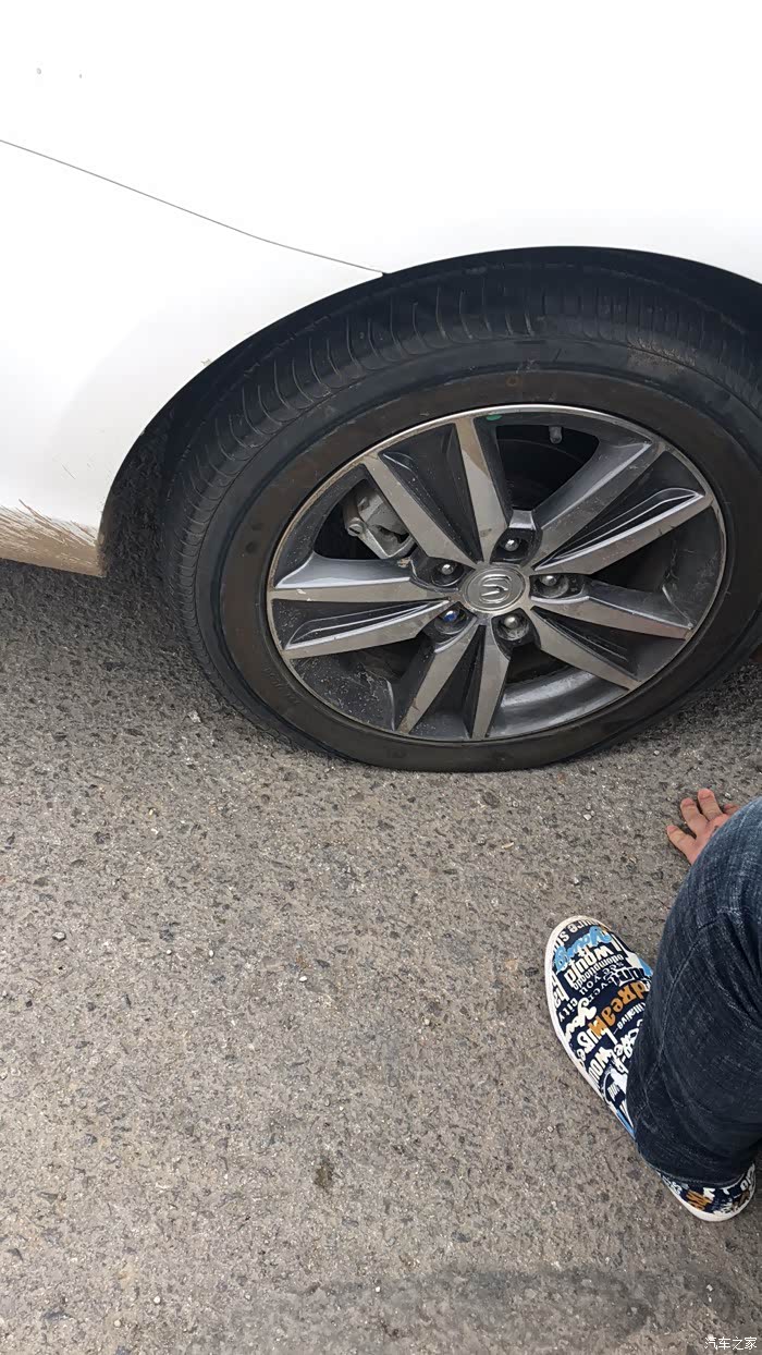 【图】开了一个多月,爆胎了_逸动论坛_汽车之家论坛