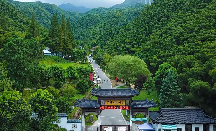 安吉中国大竹海位于浙江安吉,以单纯毛竹为主