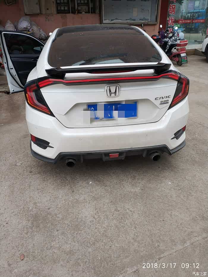 十代思域熏黑贯穿尾灯