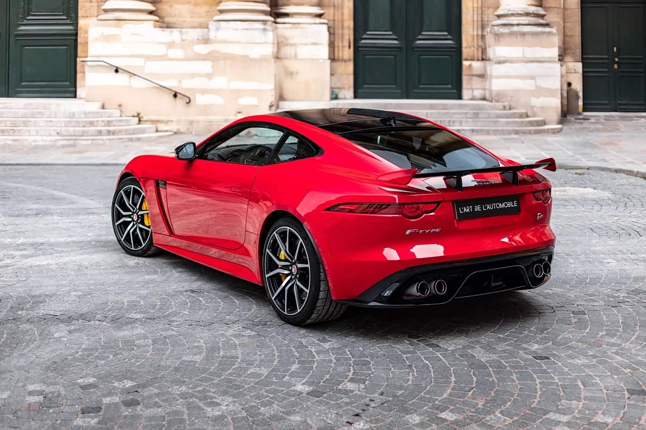 捷豹的红色双门轿跑车是最运动的体现