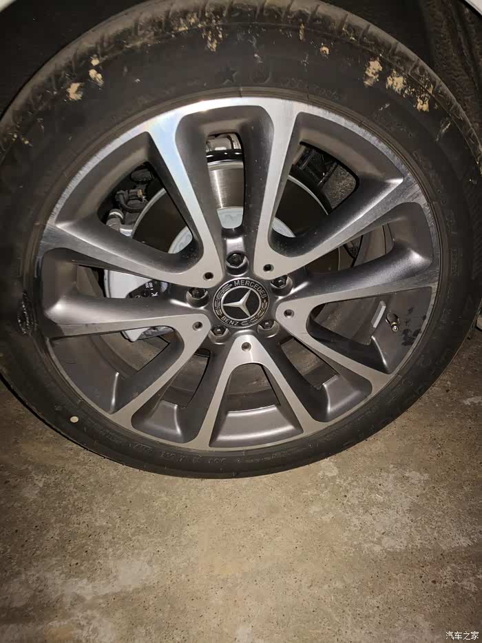 新买的奔驰e300l轮胎爆了两个