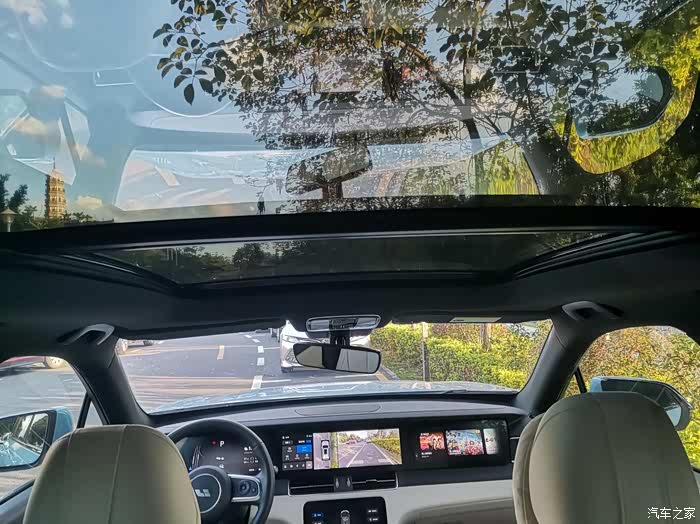 车里面很开扬,打开这个全景天窗,看看蓝天白云,不容易压抑.