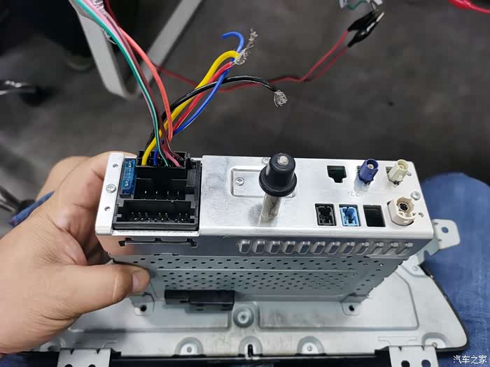 吉利导航屏求后面接线图的定义