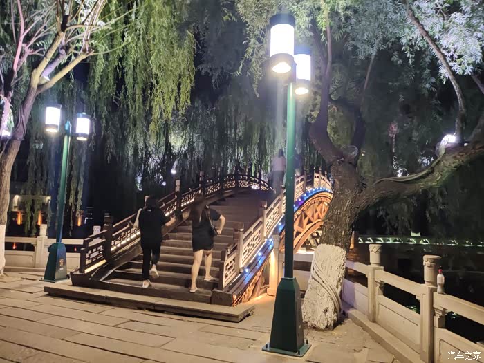 夜晚的风凉凉的,在河边散步,陪着心爱的人,确实一种享受,舒服