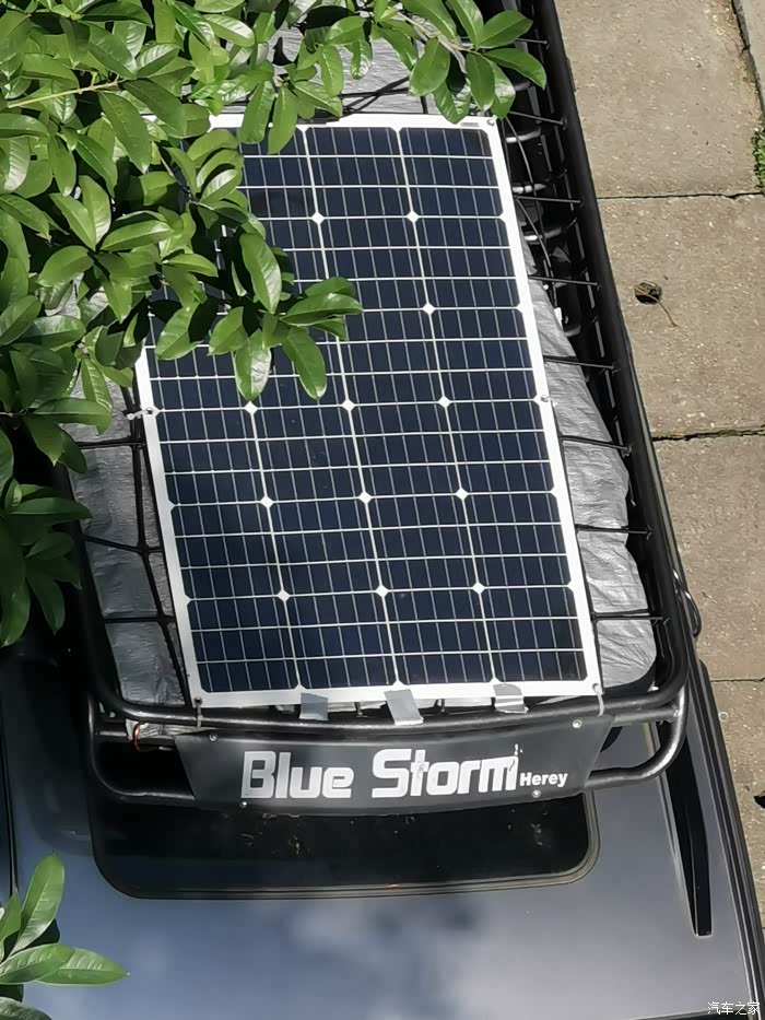 车顶安装太阳能软板,实现行车太阳能充电,用电不愁.