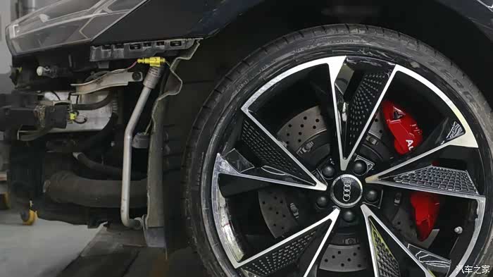 鞋子也换成了rs7 同款龙鳞轮毂,改的原车尺寸.