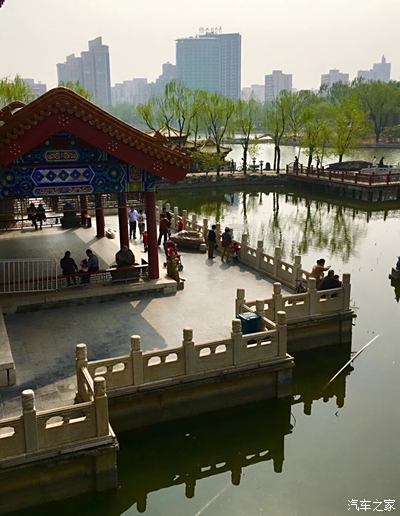 龍潭湖公園由個相連水域組成景點水陸面積達120公頃龍潭湖公園它南面