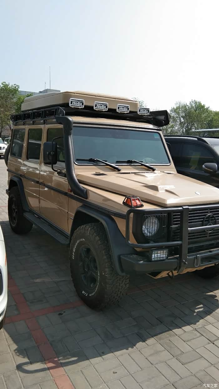 据称是军用版,粗狂的风格挺像,但车顶是帐篷吗?行李箱?还是什么?