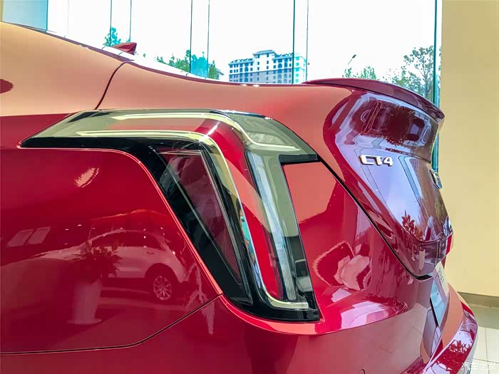 销售介绍说这是最新设计理念 鸭尾式扰流板  可以减少风阻 造型错