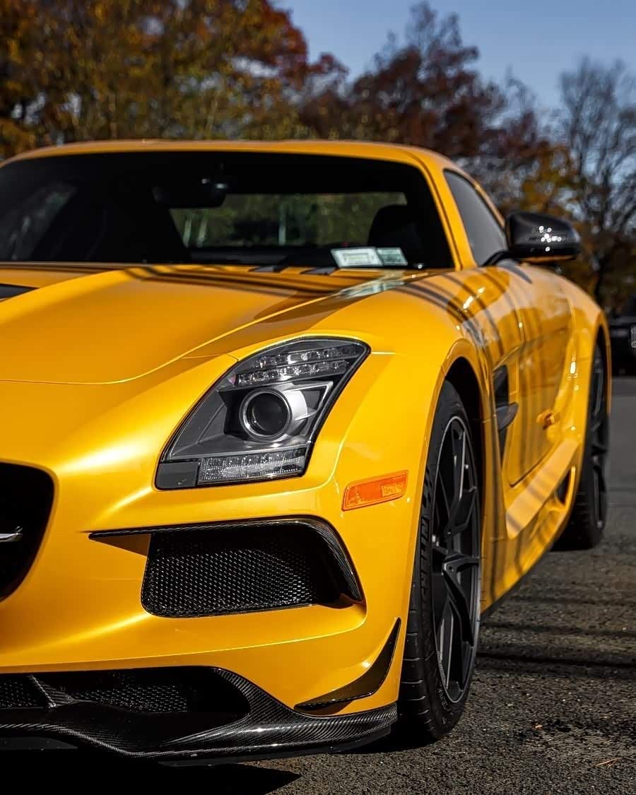 金色的车身让这台奔驰更显尊贵