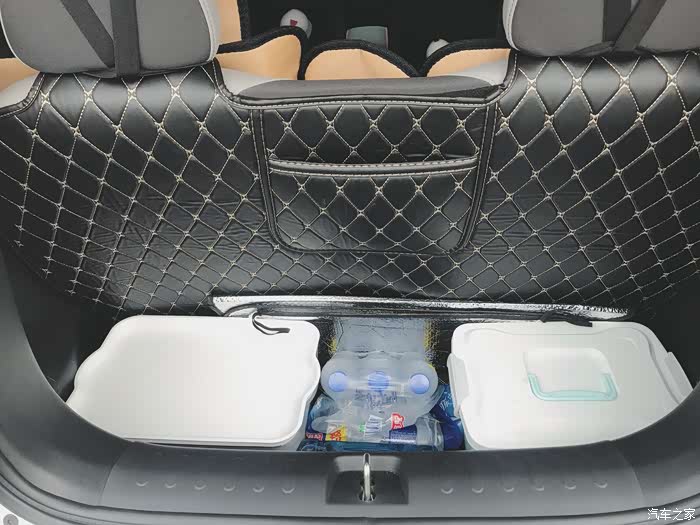 欧拉r1后排座椅放倒可进一步拓展后备箱的实用性