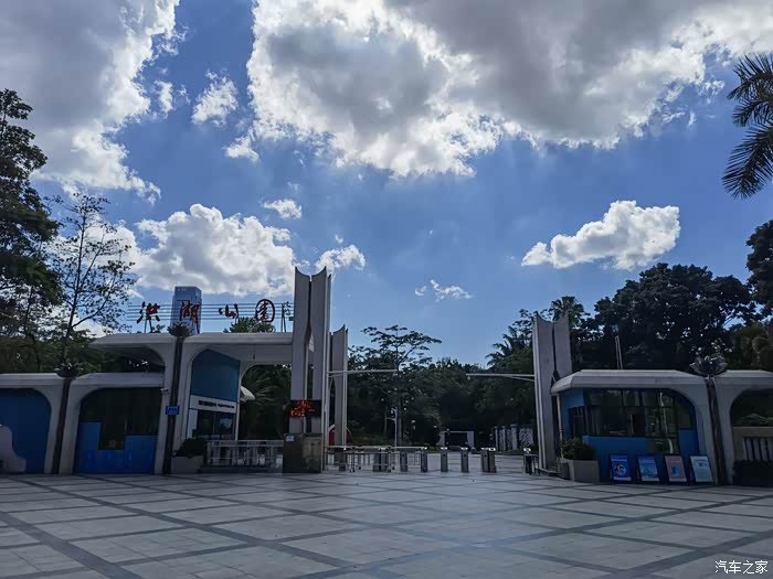挺好车,走进洪湖公园的大门
