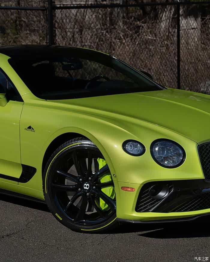 这款绿色的宾利就是好看,大气,有一股清新的感觉,进气格栅真酷