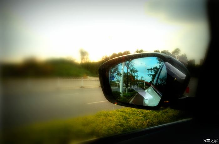 车窗外风景开车时图片