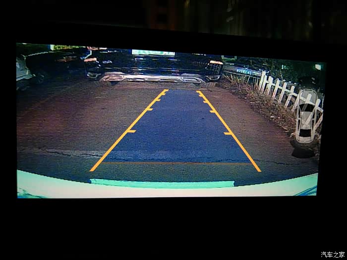 你们倒车影像跟我这个一样么?  真是醉了  透明的是什么鬼?
