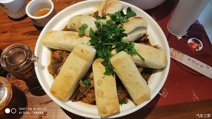 这个应该是炒鸡炒的鸡上面还给放了一些饼.真是吃面的行家呀.
