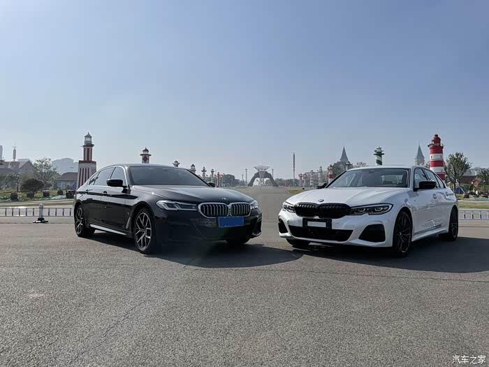 家里的俩宝马合影