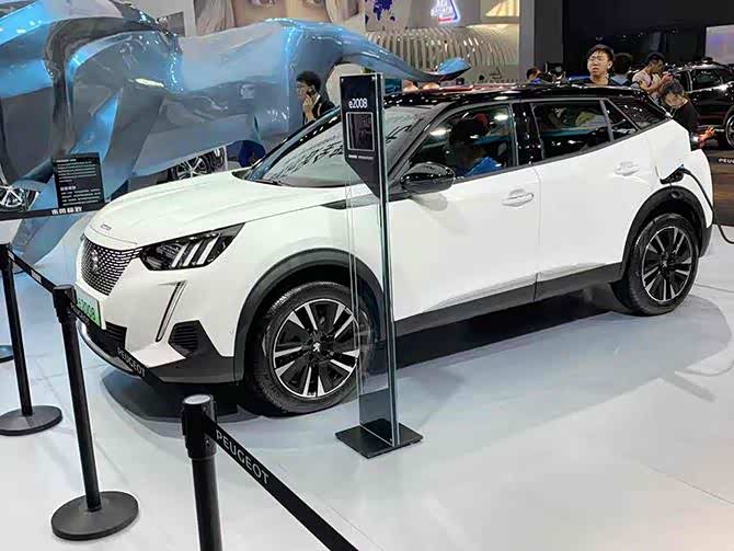 2019广州车展东风标致推出2008燃油纯电双版本