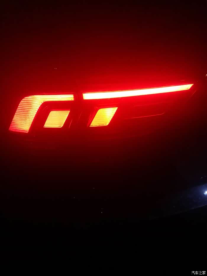 途观l倒车灯倒车时候怎么一边亮一边不亮4s说就是这样呀
