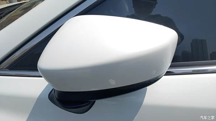 阿特兹珍珠白车漆确实挺厚的